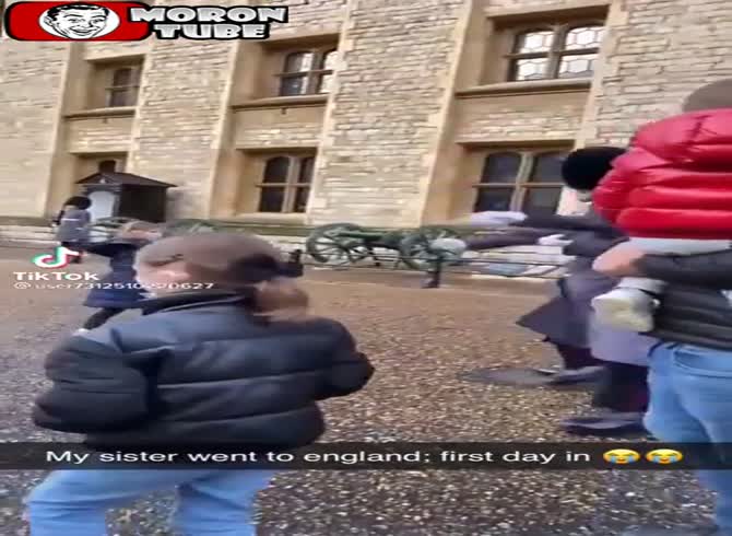 Video :A youngster is struck and trampled by the queen's guards!